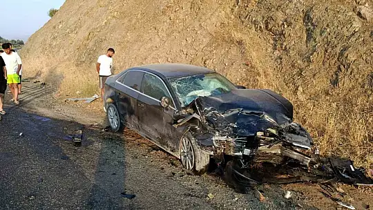 Elazığ'da otomobiller çarpıştı: 1'i ağır 6 yaralı