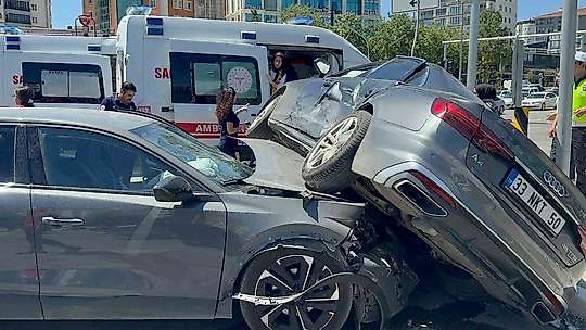 Elazığ'da otomobiller çarpıştı: 5 yaralı