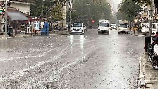 Elazığ'da sağanak ve dolu etkili oldu