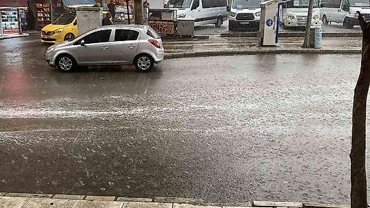Elazığ'da sağanak ve dolu etkili oldu
