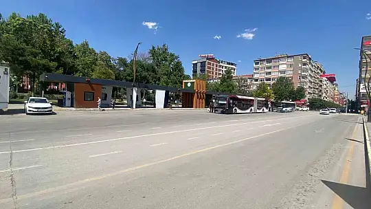 Elazığ'da sıcaklık 40 dereceye yaklaştı, caddeler boş kaldı