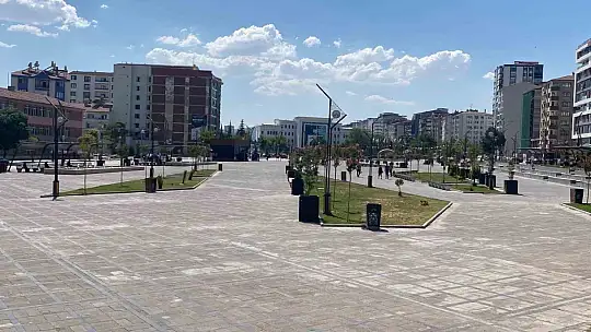 Elazığ'da sıcaklık 40 dereceye yaklaştı, caddeler boş kaldı