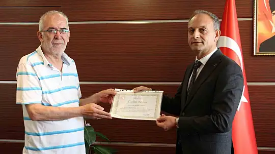 Elazığ'da sigarayı bırakan 2 vatandaşa 'Teşekkür Belgesi' verildi