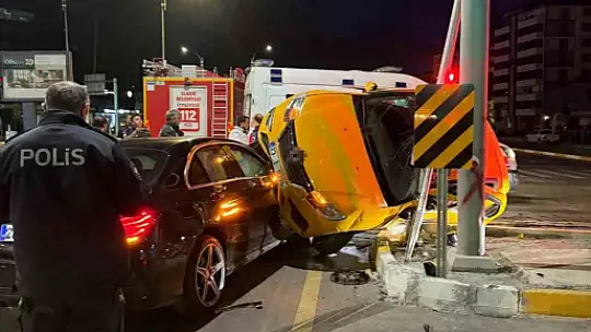 Elazığ'da ticari taksi ile otomobil çarpıştı: 2 yaralı