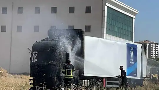 Elazığ'da tır alevlere teslim oldu