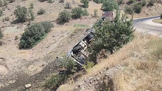 Elazığ'da tır devrildi: 1 yaralı