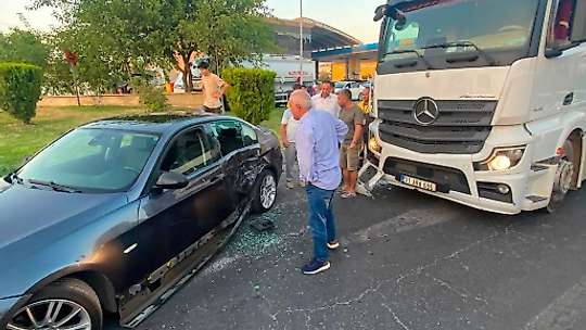 Elazığ'da tırın çarptığı otomobil sürüklendi: O anlar kameraya yansıdı