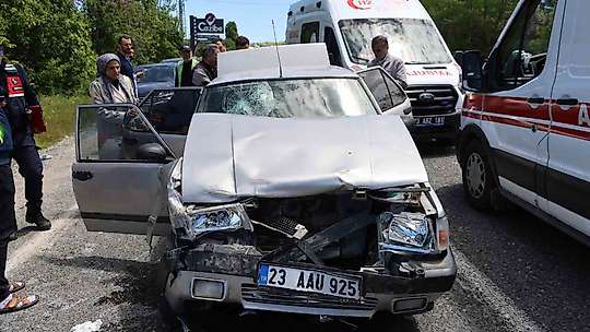 Elazığ'da trafik kazası: 2'si çocuk 5 yaralı