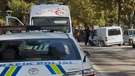 Elazığ'da trafik kazası: Hafif ticari araç ile otomobil çarpıştı