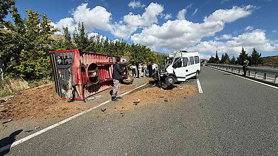 Elazığ'da traktör ile minibüs çarpıştı: 1 yaralı