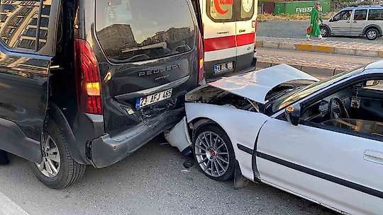 Elazığ'da zincirleme trafik kazası: 3 yaralı