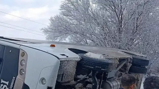 Elbistan-Çoğulhan karayolunda işçi servisi devrildi
