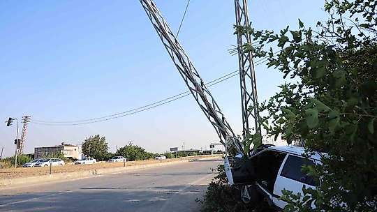 Elektrik direğine çarpan Tofaş hurdaya döndü, sürücü ağır yaralandı