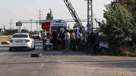 Elektrik direğine çarpan Tofaş hurdaya döndü, sürücü ağır yaralandı