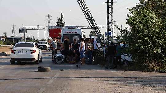 Elektrik direğine çarpan Tofaş hurdaya döndü, sürücü ağır yaralandı
