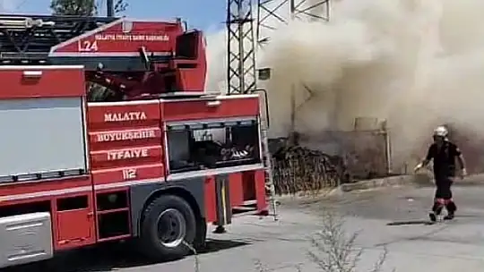 Elektrik kabloları odunlukta yangına neden oldu