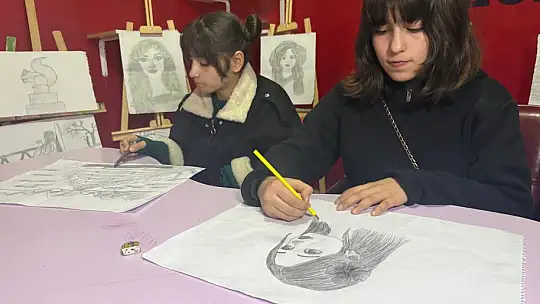 Engel tanımayan ikizlerin resim aşkı