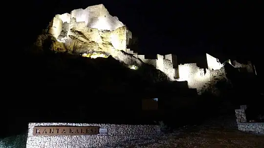 Eski Kahta Kalesi gece görüntüsüyle hayran bırakıyor