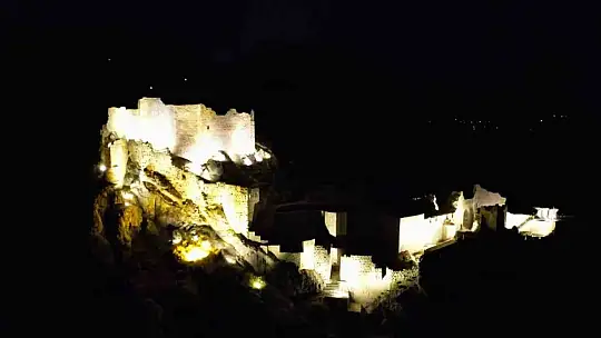 Eski Kahta Kalesi gece görüntüsüyle hayran bırakıyor