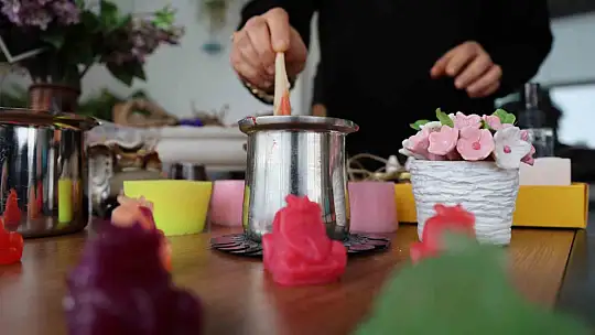 Ev hanımının azmi: 20 belge aldı ve 300 öğrenciye usta oldu