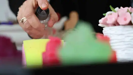 Ev hanımının azmi: 20 belge aldı ve 300 öğrenciye usta oldu