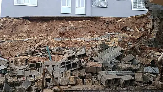 Ev sahibi, duvar çökmesini 'deprem' zannetmiş