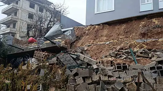 Ev sahibi, duvar çökmesini 'deprem' zannetmiş