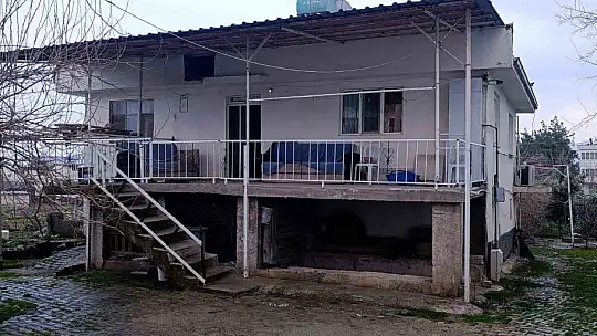 Evlerini devrettikleri oğulları kazada ölünce gelin evi sattı, yaşlı çift ortada kaldı iddiası