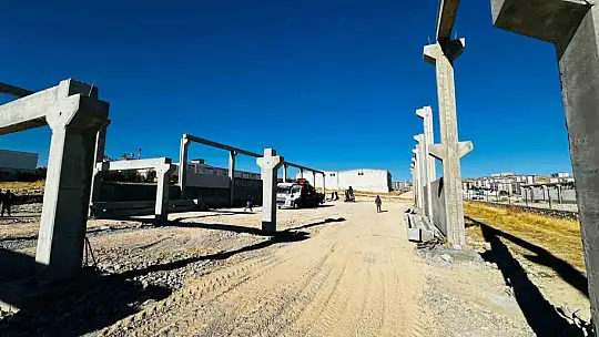 Fabrika inşaatları inceleniyor
