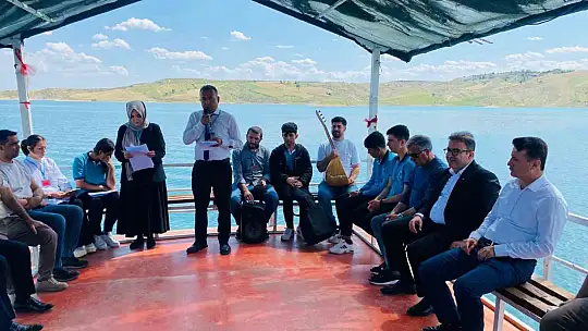 Fırat'ın Samsat kıyısında şiir aktı