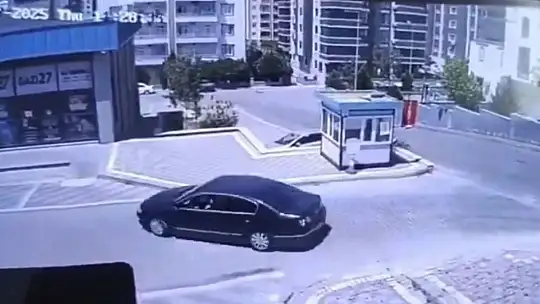 Fren yerine gaza basınca kontrolden çıkan otomobil dükkana daldı