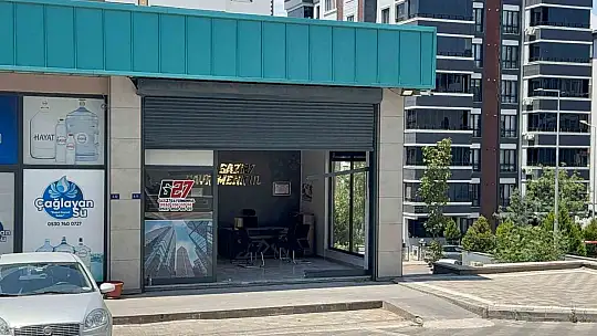 Fren yerine gaza basınca kontrolden çıkan otomobil dükkana daldı