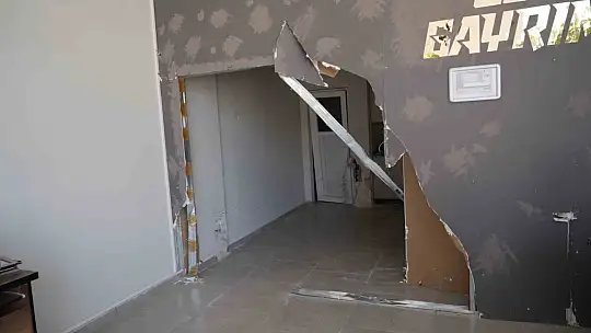 Fren yerine gaza basınca kontrolden çıkan otomobil dükkana daldı