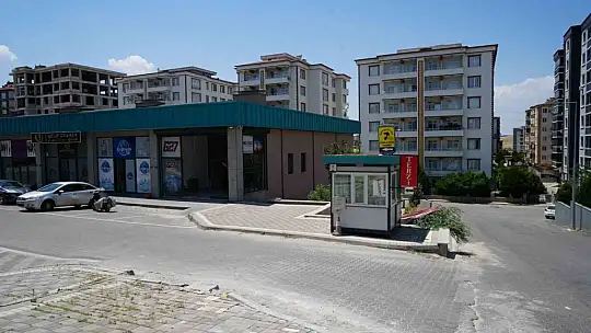 Fren yerine gaza basınca kontrolden çıkan otomobil dükkana daldı
