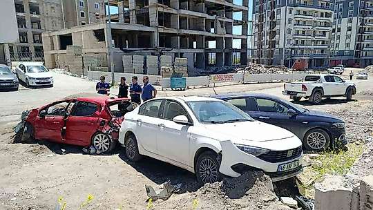 Freni boşalan kamyon 7 araca çarptı: 6 yaralı