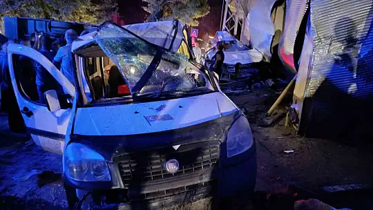 Freni boşalan kamyonet ortalığı savaş alanına çevirdi: 7 yaralı