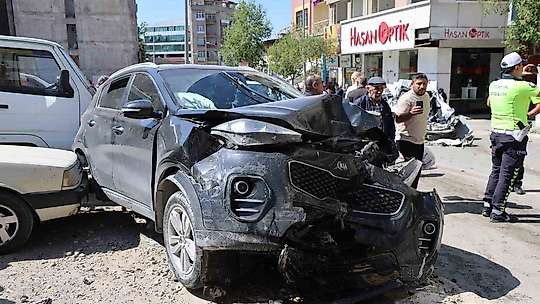 Freni patlayan kamyon caddeyi savaş alanına çevirdi: 10 araç zarar gördü, 5 yaralı