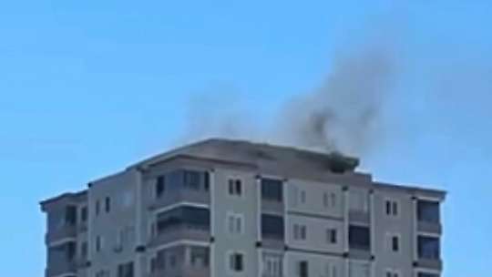 Gaziantep'te 14 katlı apartmanın çatısında çıkan yangını itfaiye söndürdü
