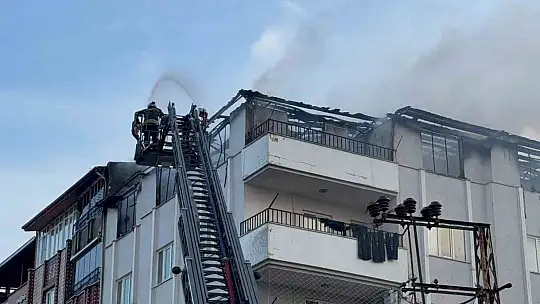 Gaziantep'te 4 katlı apartmanın terasında korkutan yangın