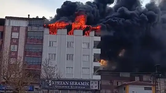 Gaziantep'te 4 katlı apartmanın terasında korkutan yangın