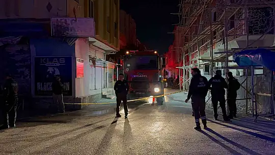 Gaziantep'te 4 katlı bina alevlere teslim oldu