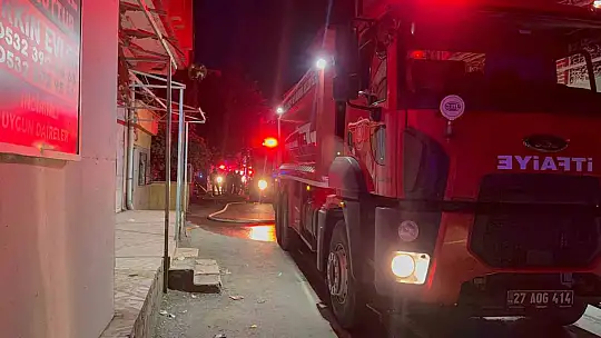Gaziantep'te 4 katlı bina alevlere teslim oldu