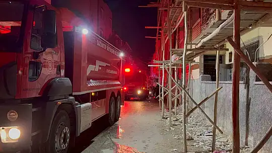 Gaziantep'te 4 katlı bina alevlere teslim oldu