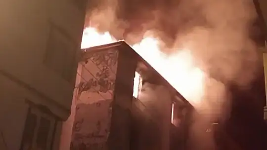 Gaziantep'te 4 katlı bina alevlere teslim oldu