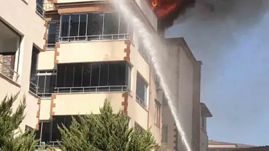 Gaziantep'te 4 katlı binanın terasında yangın