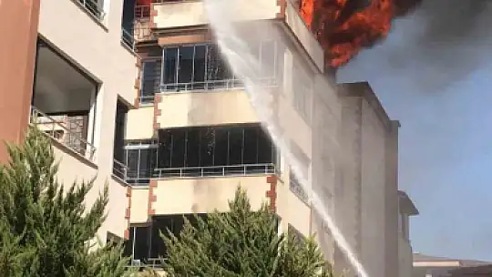 Gaziantep'te 4 katlı binanın terasında yangın