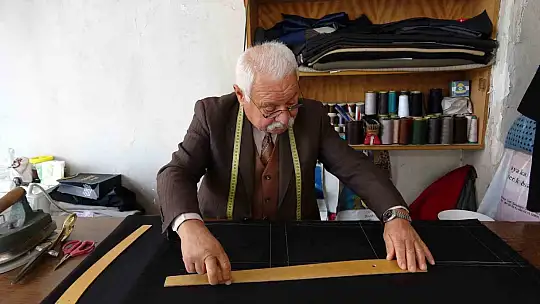 Gaziantep'te 67 yaşındaki terzi ustası, elinden kitabı düşürmüyor