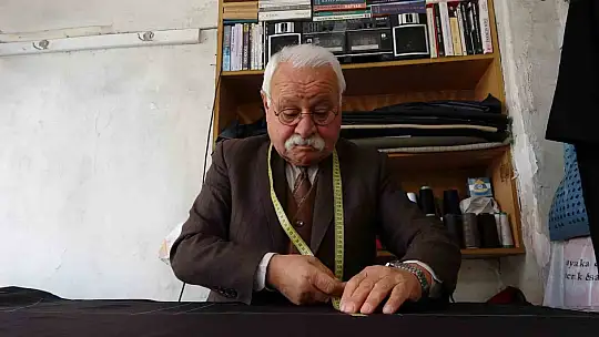 Gaziantep'te 67 yaşındaki terzi ustası, elinden kitabı düşürmüyor