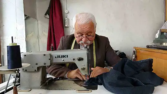 Gaziantep'te 67 yaşındaki terzi ustası, elinden kitabı düşürmüyor