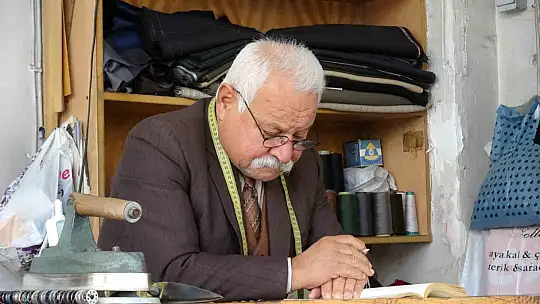 Gaziantep'te 67 yaşındaki terzi ustası, elinden kitabı düşürmüyor